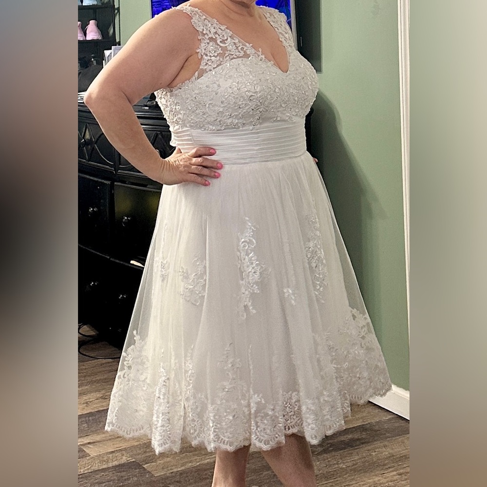 Elegant short White Wedding Dress - Picture 2 of 11